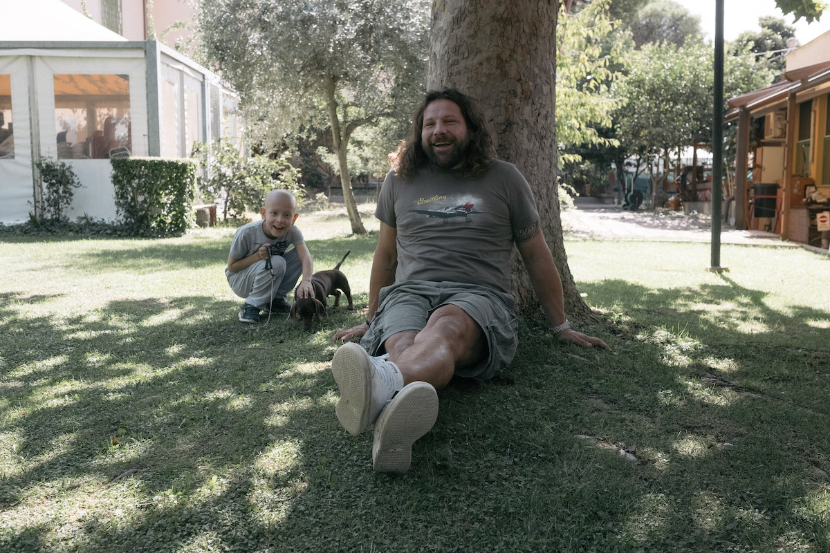 Martin Castrogiovanni e il piccolo Lorenzo in una scena di La Casa di Andrea. Foto di Gabriele Stabile