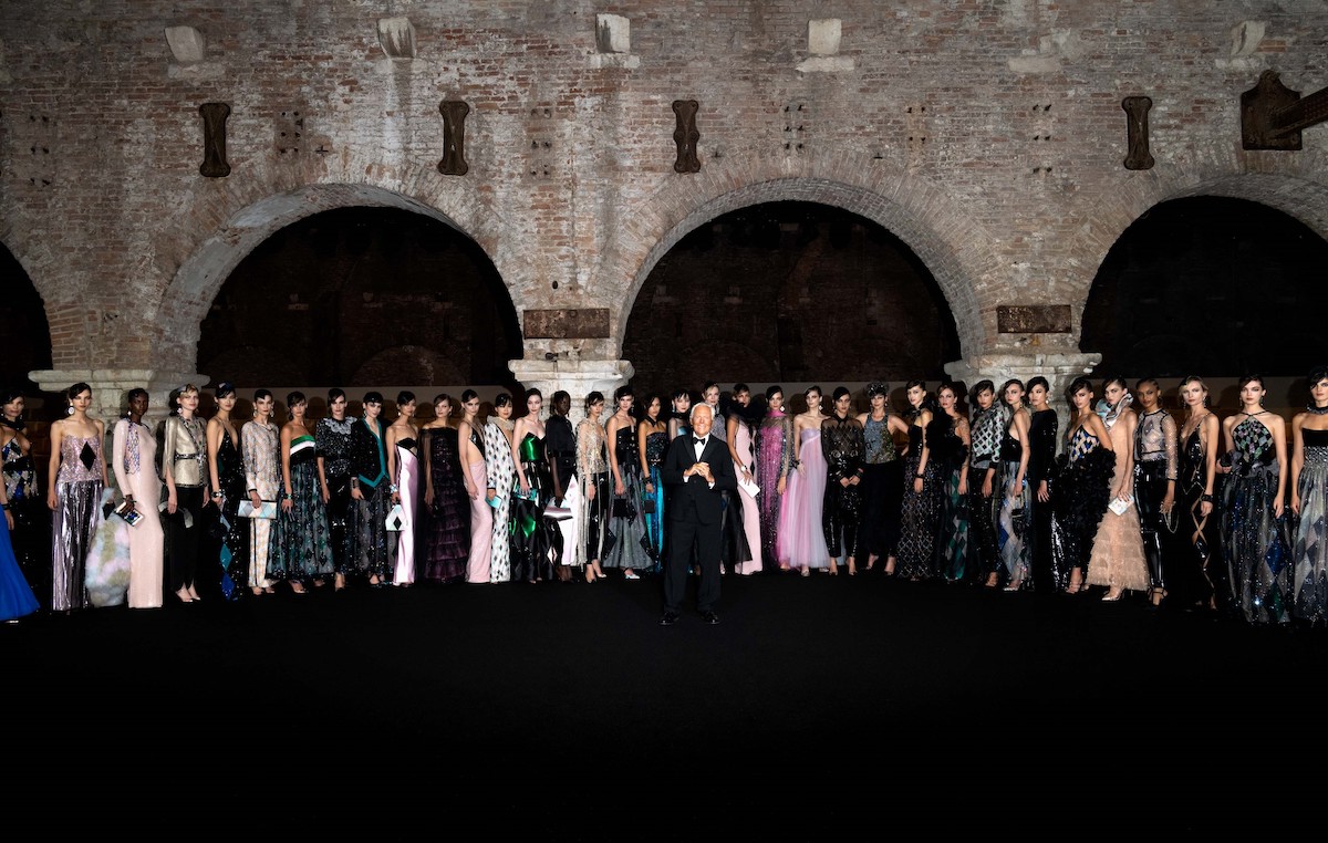 Giorgio Armani con le 65 modelle che hanno sfilato all'Arsenale nella One Night Only