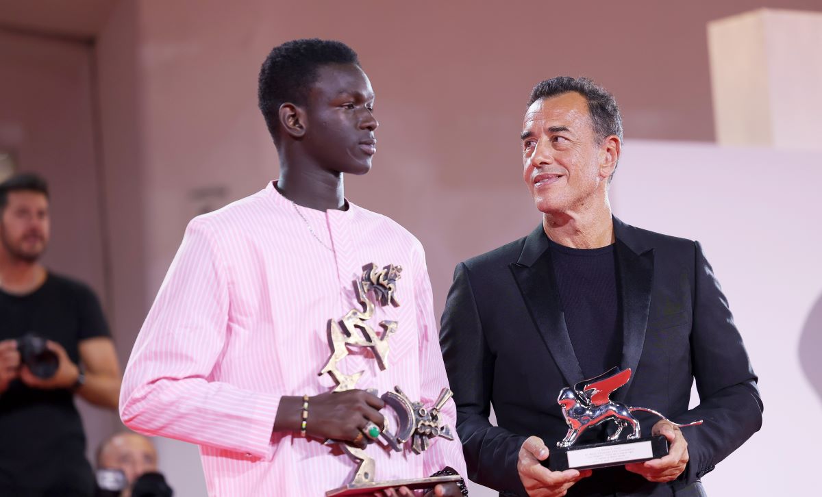 Seydou Sarr e Matteo Garrone alla cerimonia di premiazione di Venezia 80