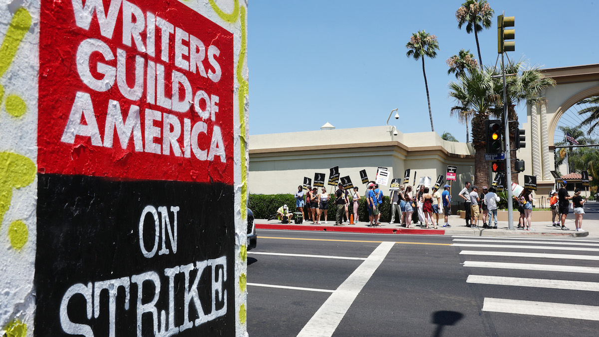 Lo sciopero della WGA (Writers Guild of America) si è concluso domenica con un accordo provvisorio con gli Studios