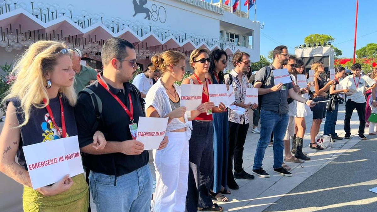 Gli studenti del Centro Sperimentale di Cinematografia in manifestazione davanti al red carpet alla Mostra del Cinema di Venezia