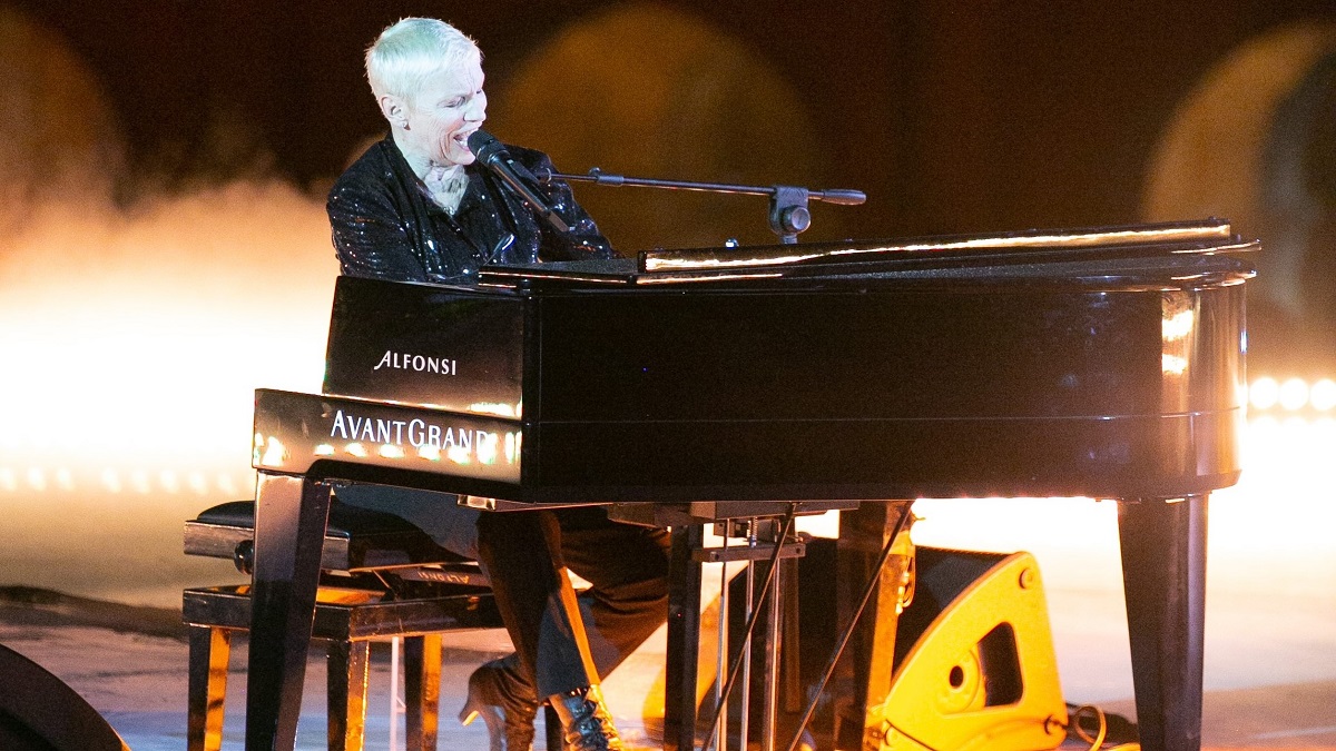 Annie Lennox durante l'esibizione all'evento Time for Change al Colosseo