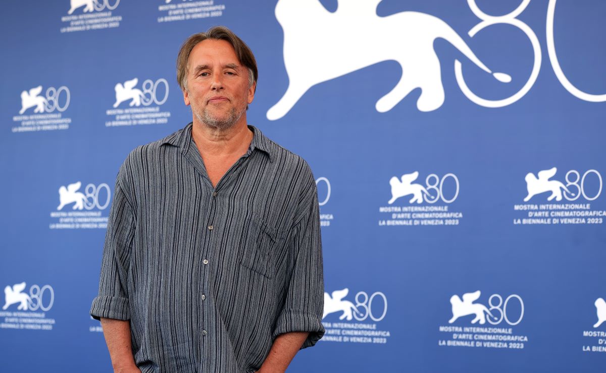 Richard Linklater al photocall di Hit Man a Venezia 80 