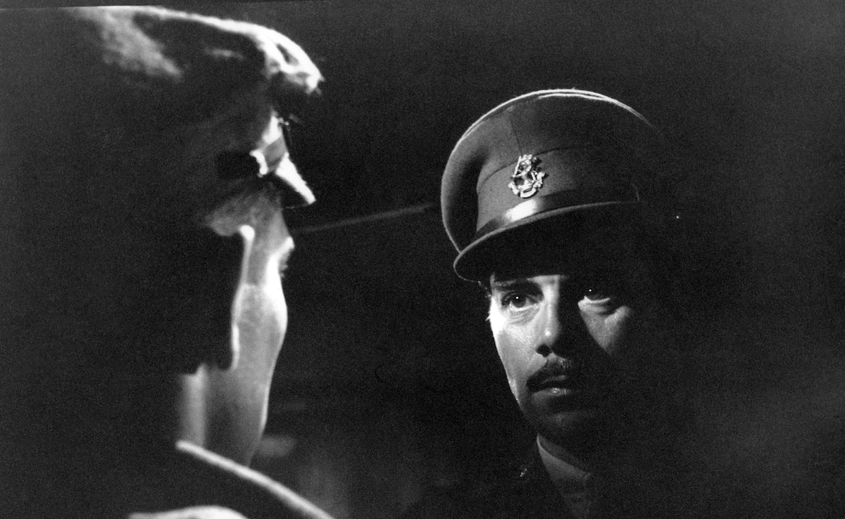 Dirk Bogarde sul set di King & Country (Per il re e per la patria, 1964) di Joseph Losey