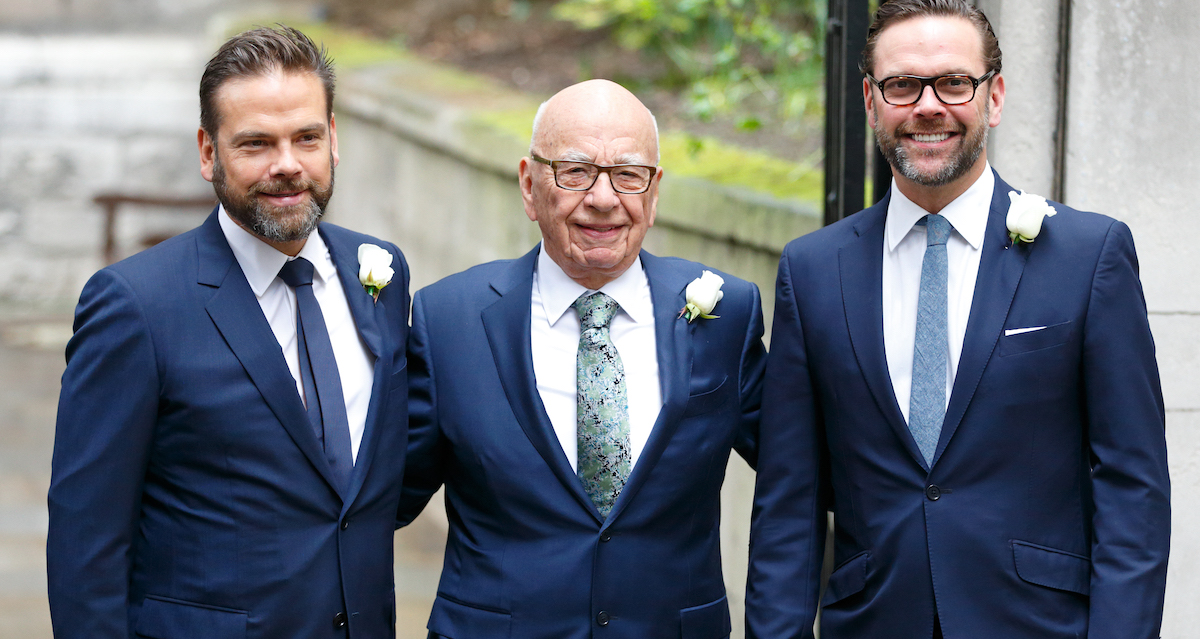 Rupert Murdoch ed i suoi figli Lachlan Murdoch (a sinistra) e James Murdoch (a destra) fotografati nel giorno del matrimonio del mafgnate con Jerry Hall a Londra nel marzo del 2016