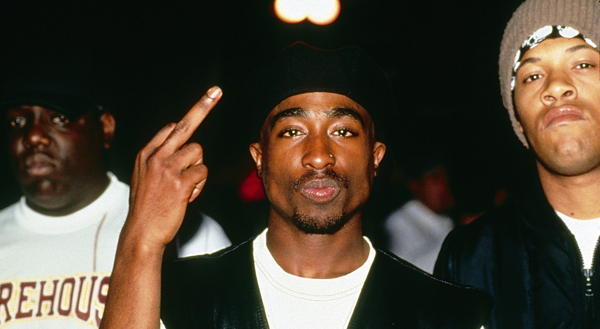 Il rapper Tupac Shakur (al centro), insieme a Notorious BIG e Redman nel backstage di un concerto al Club Amazon (luglio 1993) a New York.