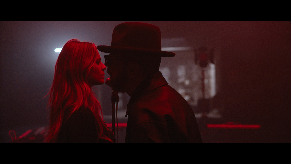 Dave Stewart e Greta Scarano nel videoclip Who to love