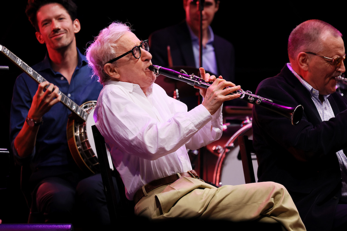 Woody Allen in un assolo di clarinetto durante il concerto a Villa Ada