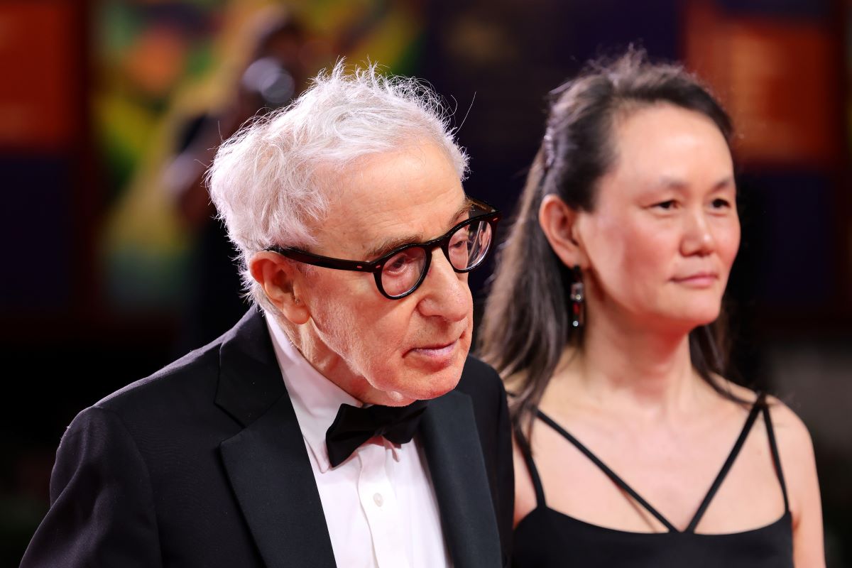 Woody Allen con sua moglie Soon-Yi Previn sul red carpet per Coup De Chance (Colpo di fortuna) alla Mostra del cinema di Venezia