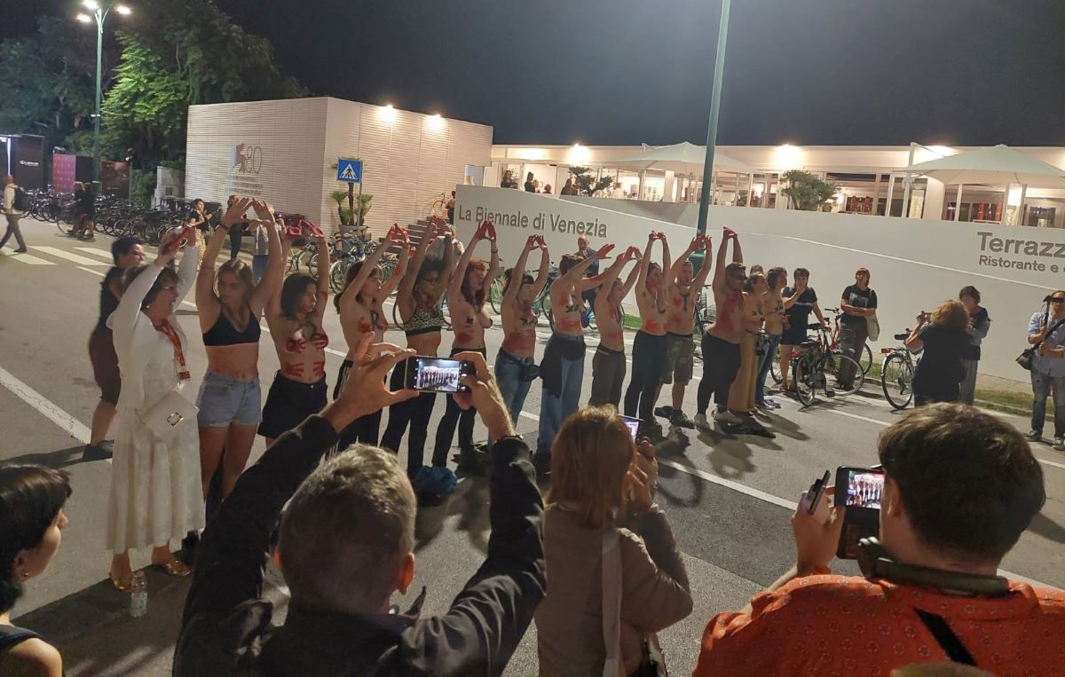 Un momento della protesta contro Woody Allen al Lido di Venezia