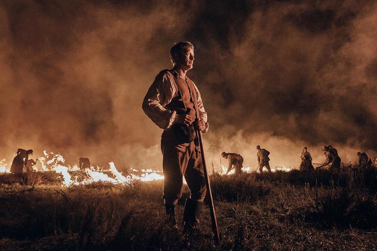 Mads Mikkelsen in una delle scene più belle di Bastarden, in concorso alla Mostra di Venezia