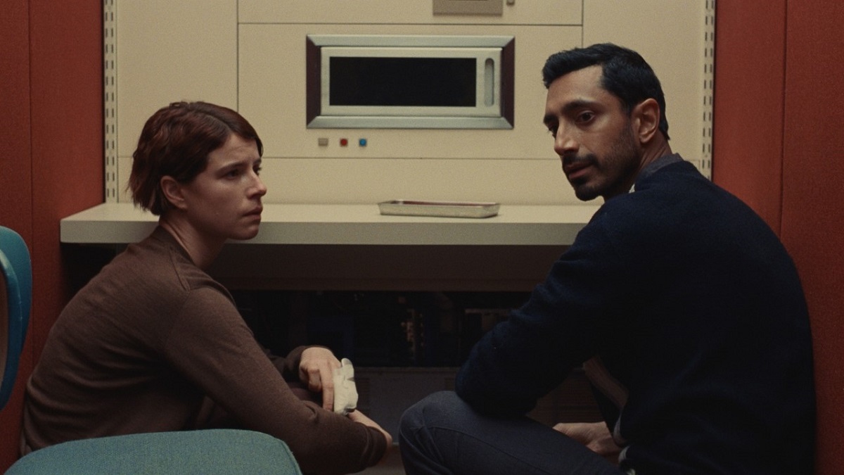 Jessie Buckley e Riz Ahmed in Fingernails - Una diagnosi d’amore