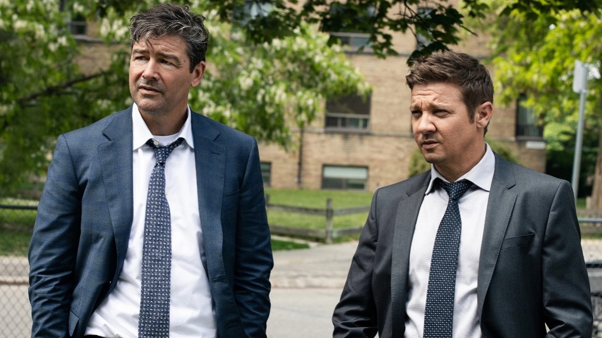 Kyle Chandler e Jeremy Renner in una scena di Mayor of Kingstown (Paramount+)