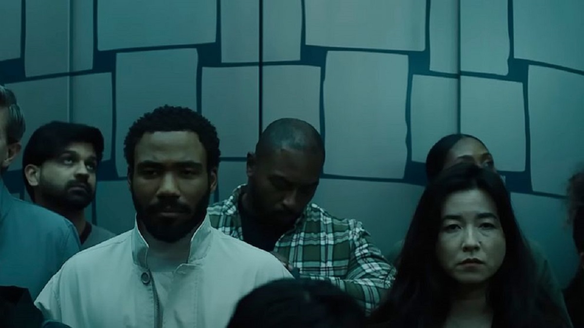 Donald Glover e Maya Erskine in una scena di Mr and Mrs Smith