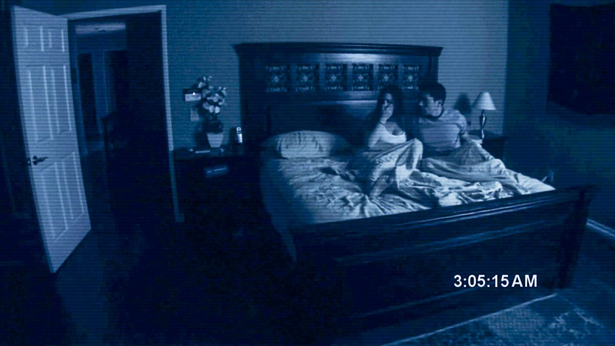 Una scena da Paranormal Activity