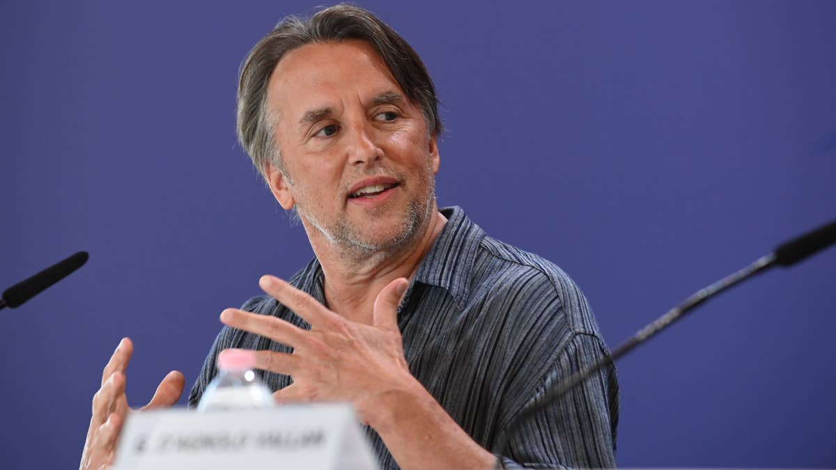 Richard Linklater durante la conferenza di Hit Man a Venezia 80