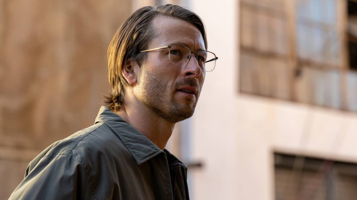 Glen Powell in una scena del film di Richard Linklater