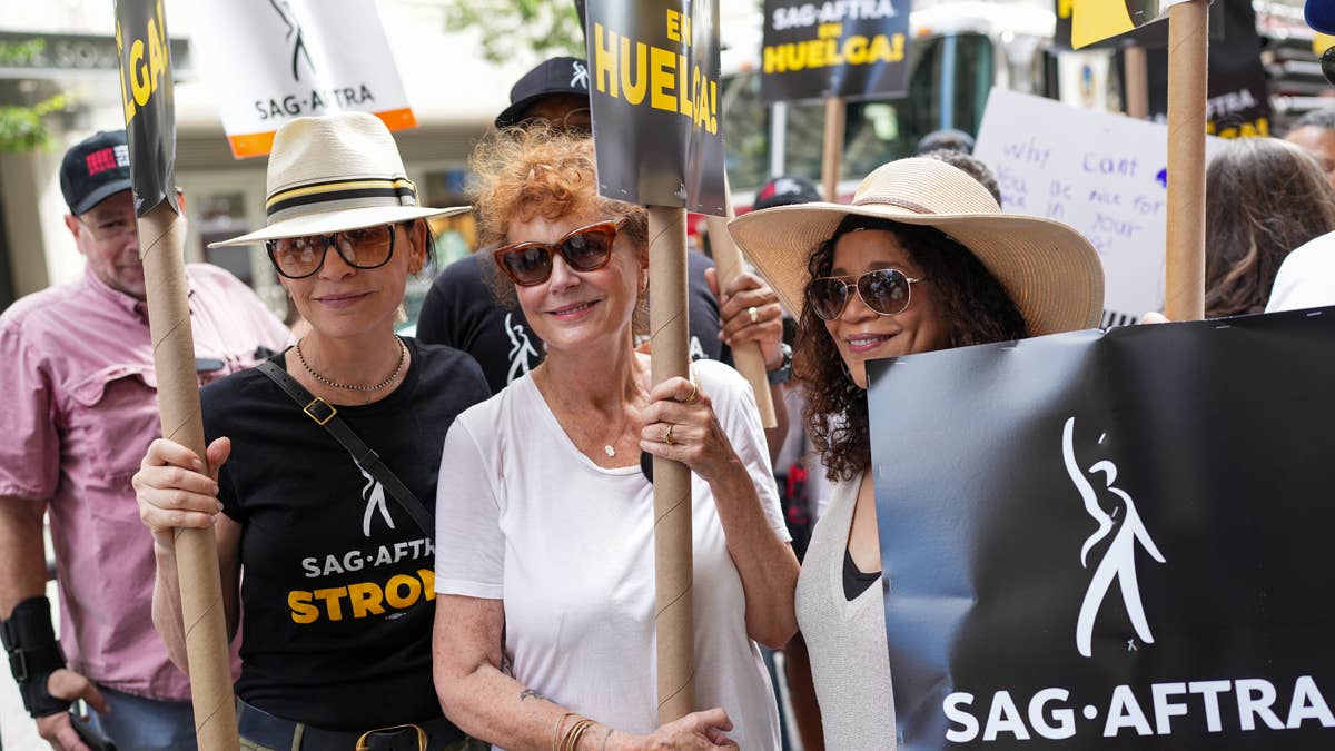 Julianna Margulies, Susan Sarandon e Rosie Perez picchettano davanti la sede di Netflix a New York