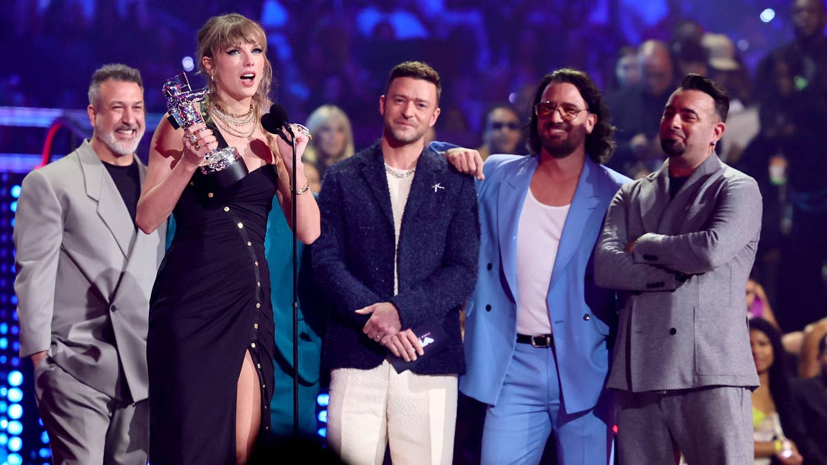 Taylor Swift accetta il Best Pop Award da Joey Fatone, Lance Bass, Justin Timberlake, JC Chasez e Chris Kirkpatrick degli *NSYNC