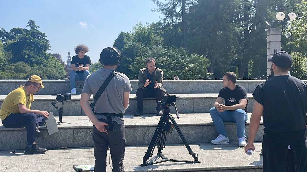 Paolo Di Paolo con Tobia De Angelis, Lorenzo Balducci e Andrea Adriatico sul set di "La solitudine è questa" a Milano