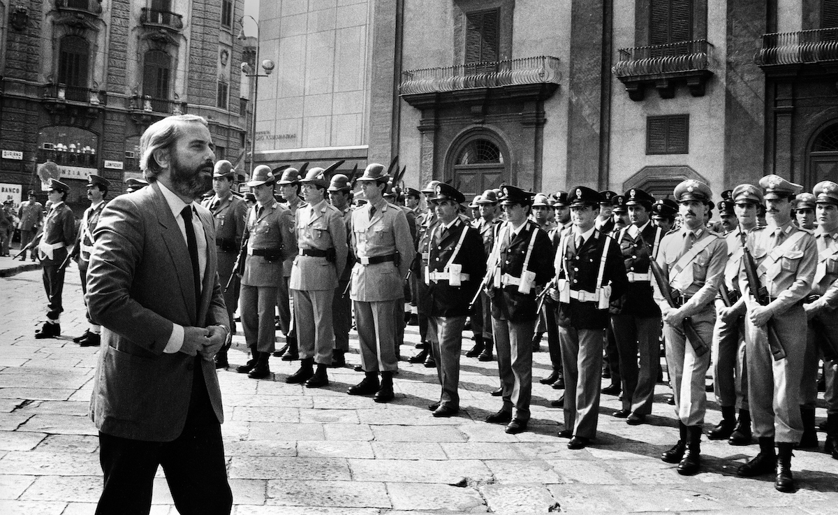 Il giudice Giovanni Falcone ai funerali del Generale Carlo Alberto Dalla Chiesa. Palermo, 1982