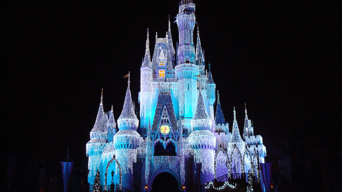 Il castello della Disney a Orlando illuminato di notte