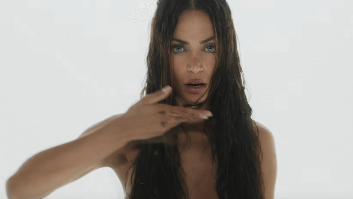 Un'immagine dal video di A fari spenti, singolo di Elodie uscito il 22 settembre 2023