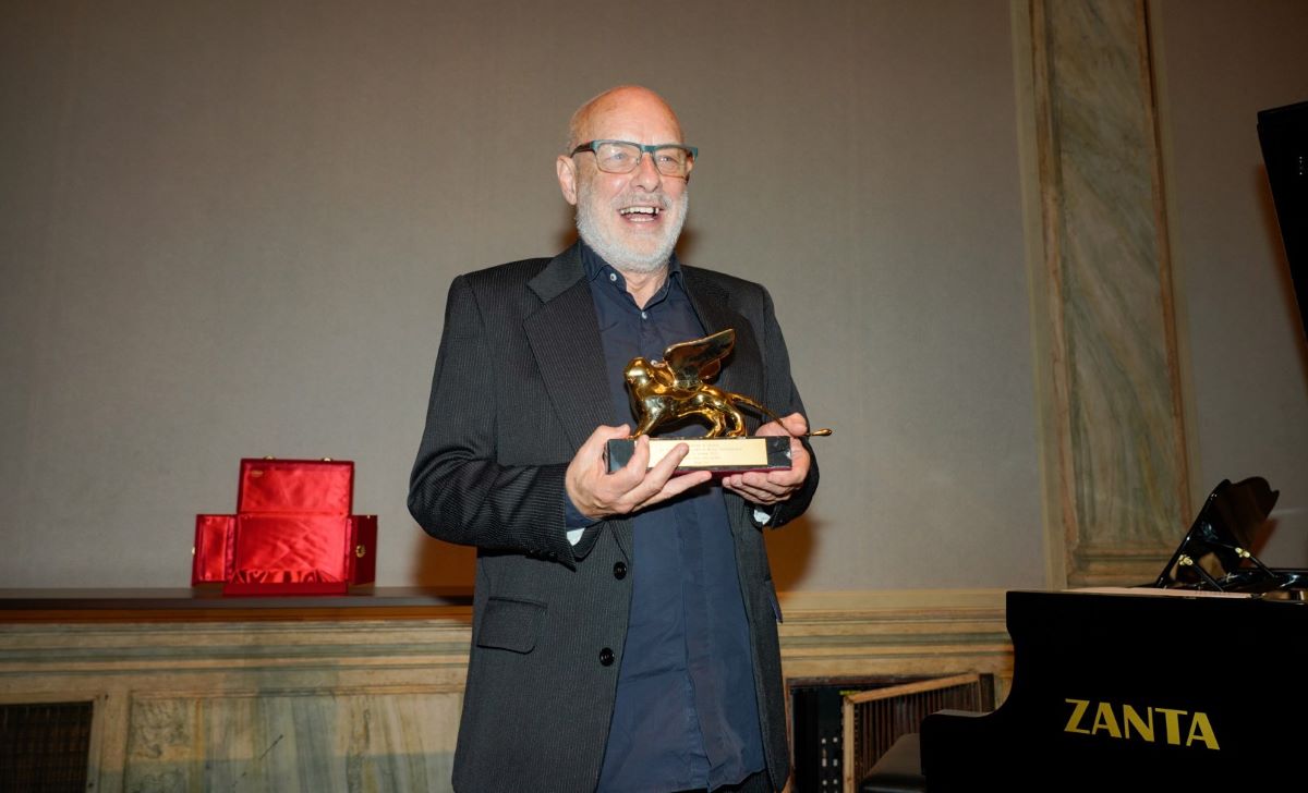 Brian Eno con il Leone d'oro alla carriera