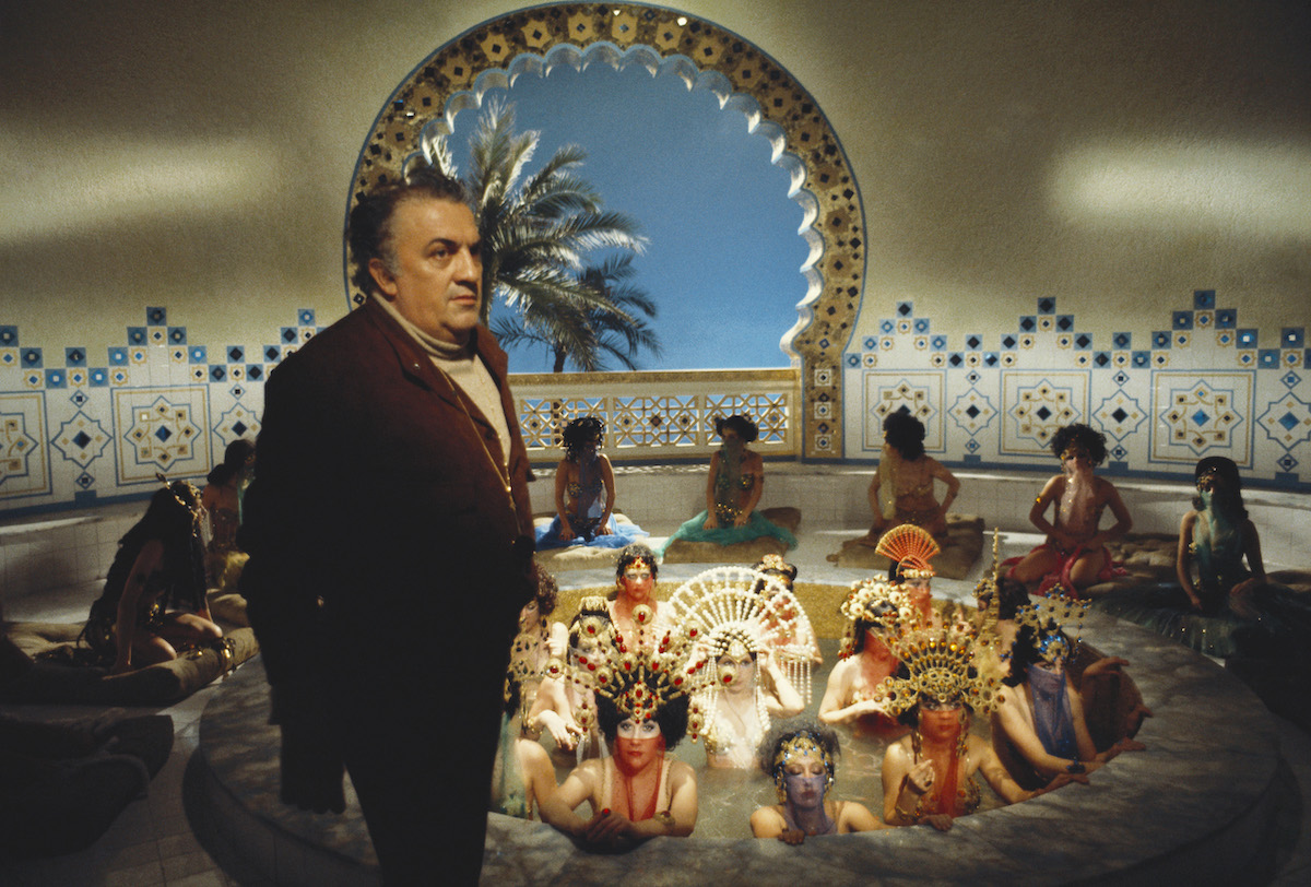 Federico Fellini (1920 - 1993) sul set di Amarcord, Cinecittà (1973)