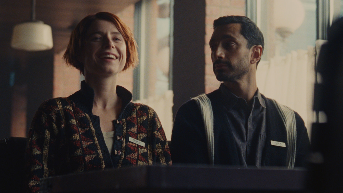 Jessie Buckley e Riz Ahmed nel film Fingernails di Christos Nikou