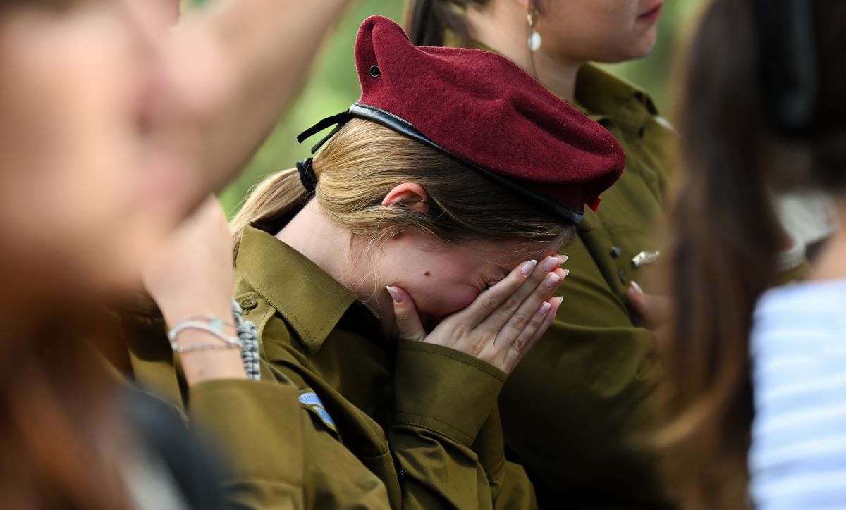 Un'immagine dal funerale di Valentin (Eli) Ghnassia, 23 anni, ucciso nel Kibbutz Be’eeri nei pressi del confine con la Striscia di Gaza al cimitero militare Mount Herzl a Gerusalemme (12 ottobre 2023)