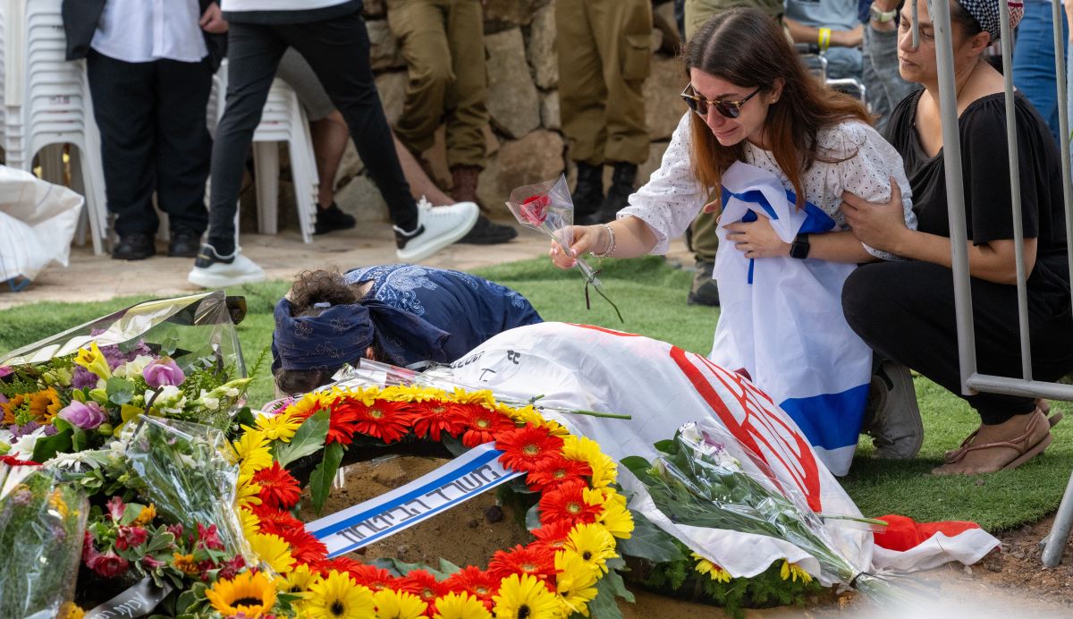 La sorella di Valentin (Eli) Ghnassia, 23 anni, originario della Francia e ucciso nei pressi del Kibbutz Be’eeri , al funerale al cimitero militare Mount Herzl a Gerusalemme (12 ottobre 2023)