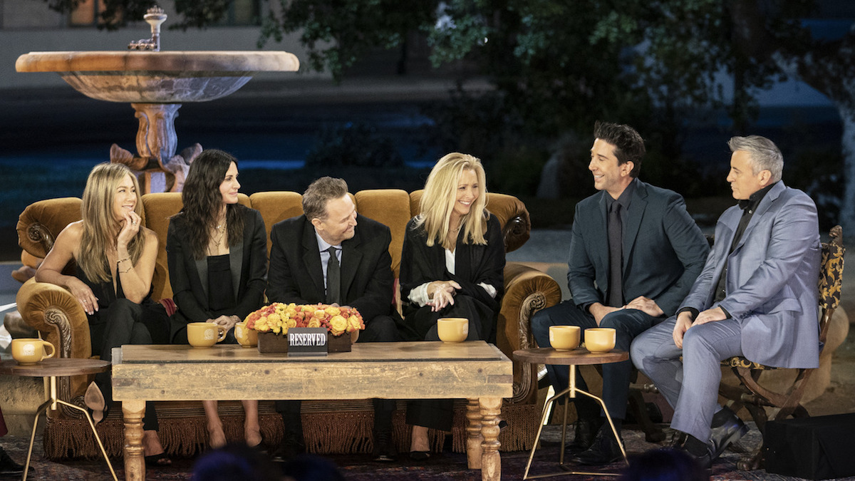Un'immagine dalla reunion di Friends, con Jennifer Aniston e Matthew Perry