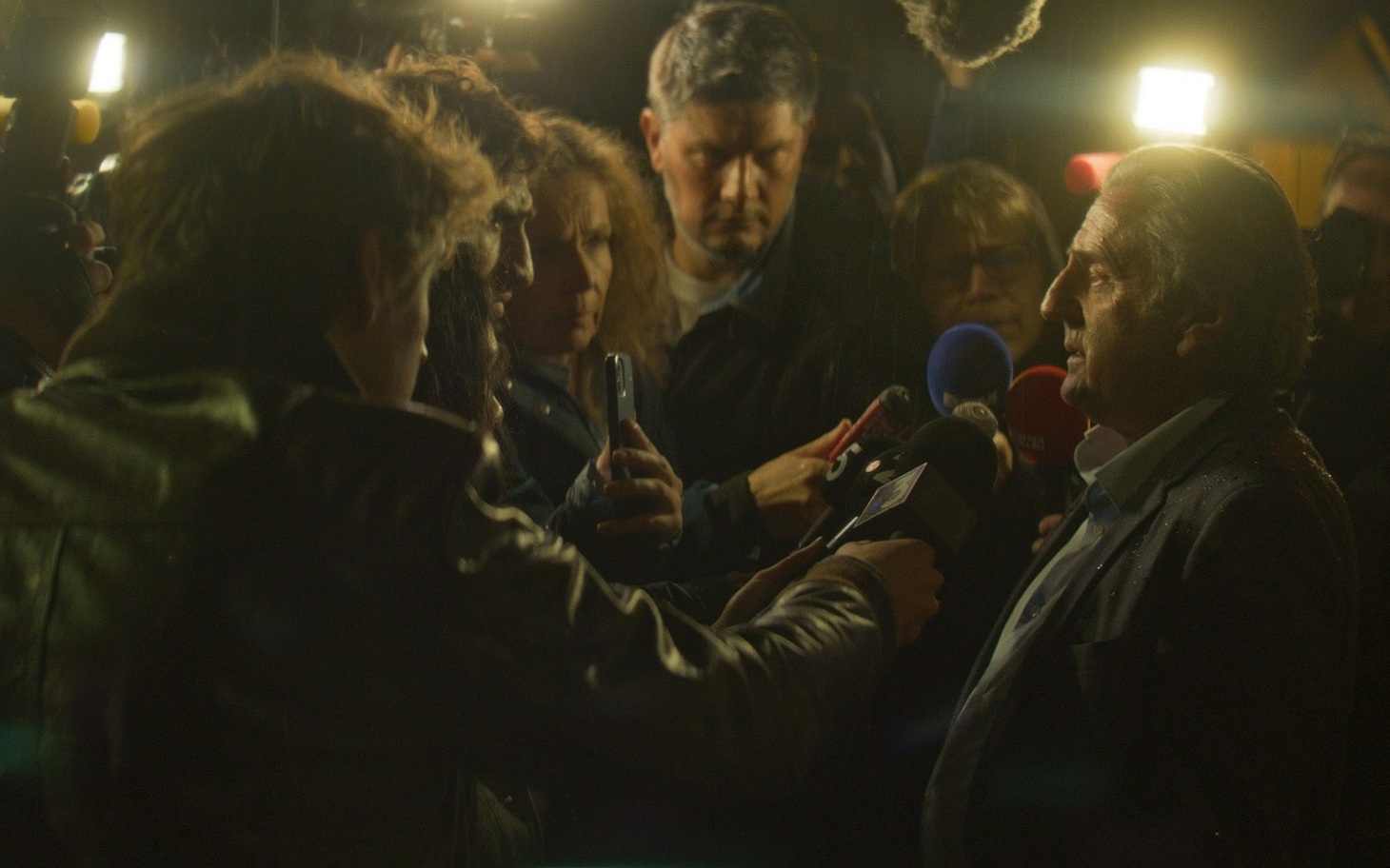 L'avvocato Schaar, interpretato da Daniel Auteuil, assediato dai giornalisti davanti a casa sua in Un silence di Joachim Lafosse