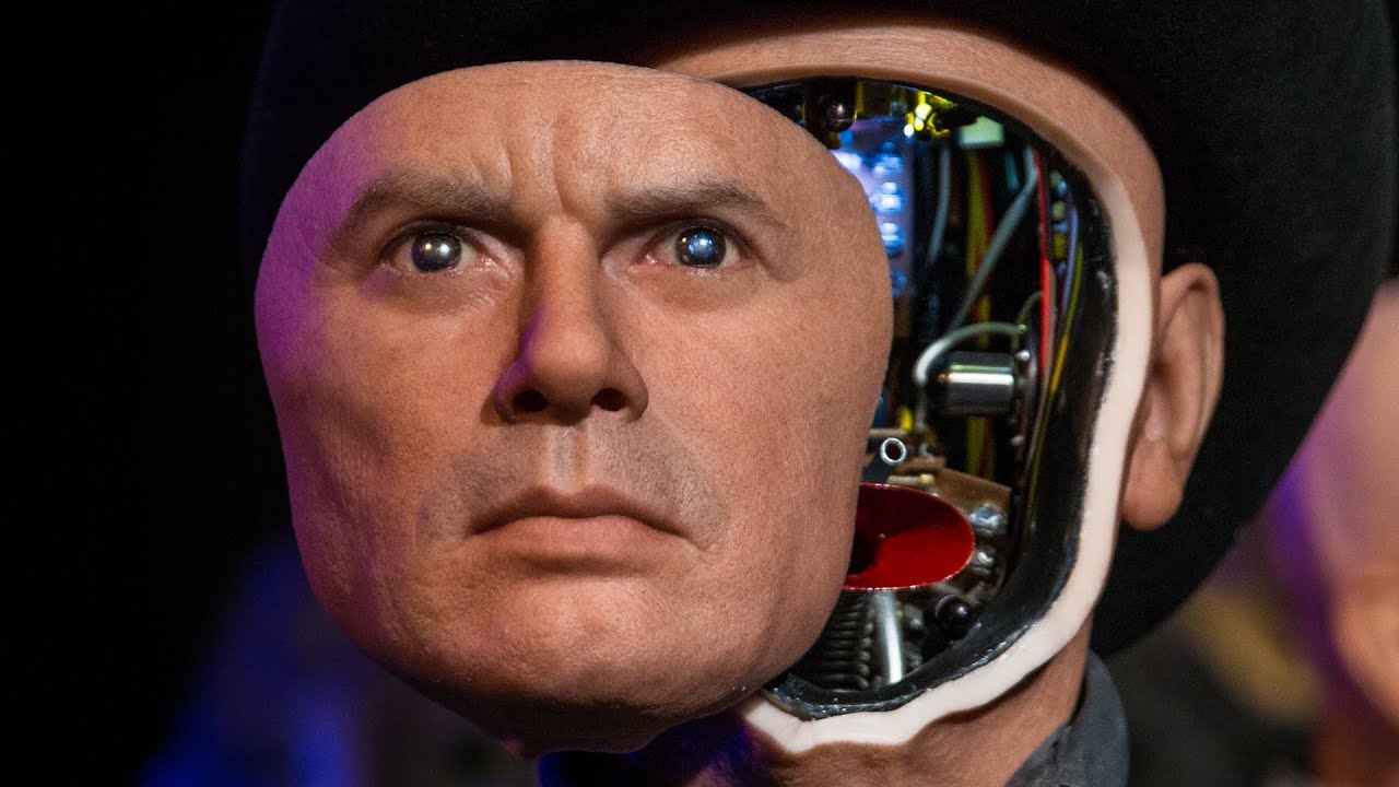 Yul Brynner in una scena di Westworld - Il mondo dei robot, diretto Michael Crichton (1973)