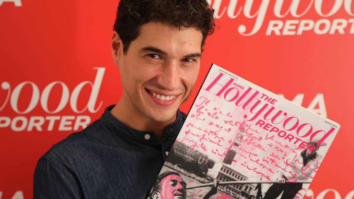 Giancarlo Commare con una copia del nostro magazine, Il Lido dei sogni