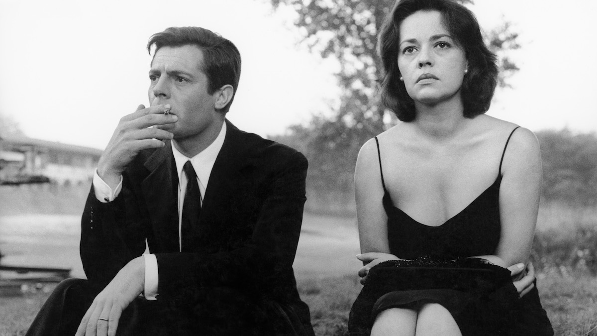 Marcello Mastroianni e Jeanne Moreau seduti sul prato in una scena de La notte di Michelangelo Antonioni 1961