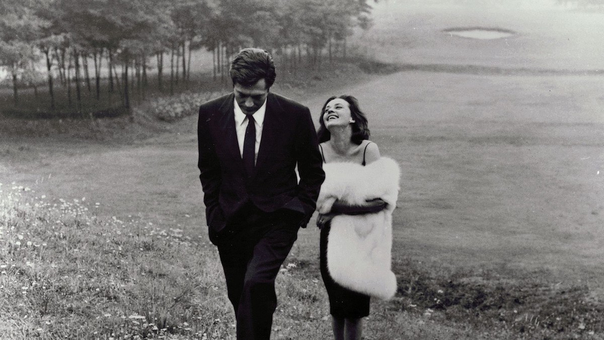 Marcello Mastroianni e Jeanne Moreau seduti sul prato in una scena di Sergio Strizzi de La notte di Michelangelo Antonioni 1961