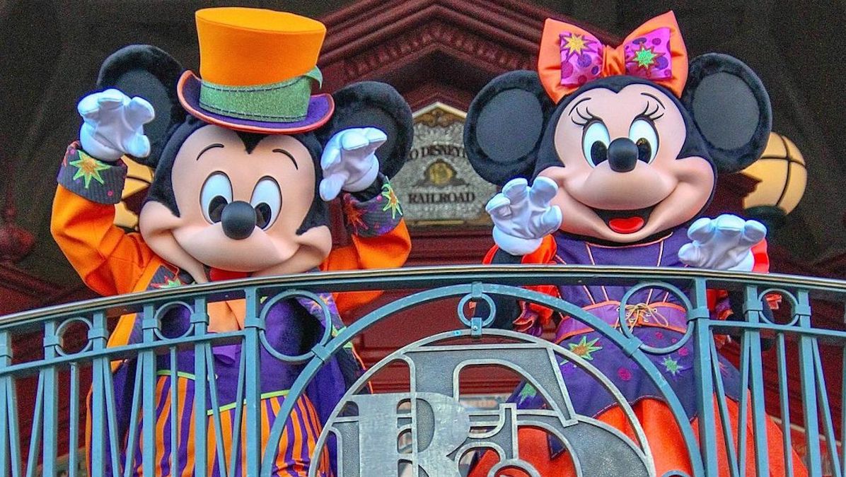 Topolino e Minnie salutano il pubblico del parco Disneyland Paris