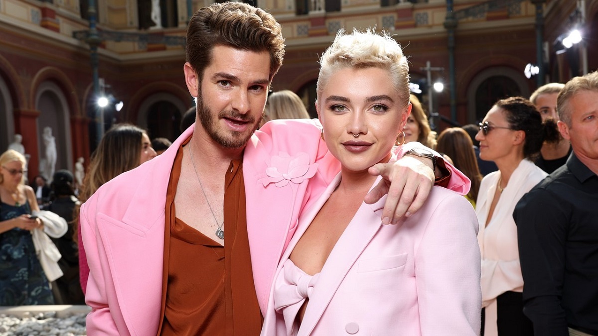 Andrew Garfield e Florence Pugh alla Valentino Womenswear Spring/Summer 2024, Paris Fashion Week, 1 ottobre 2023, Parigi. (Photo by Pascal Le Segretain/Getty Images)