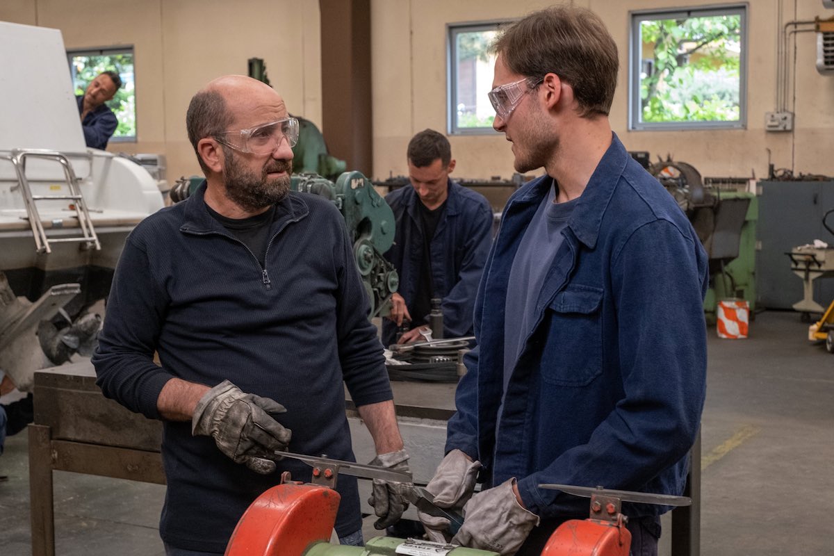 La fabbrica in cui il film Cento domeniche di Antonio Albanese è ambientato è la stessa in cui lavorò da giovane il regista