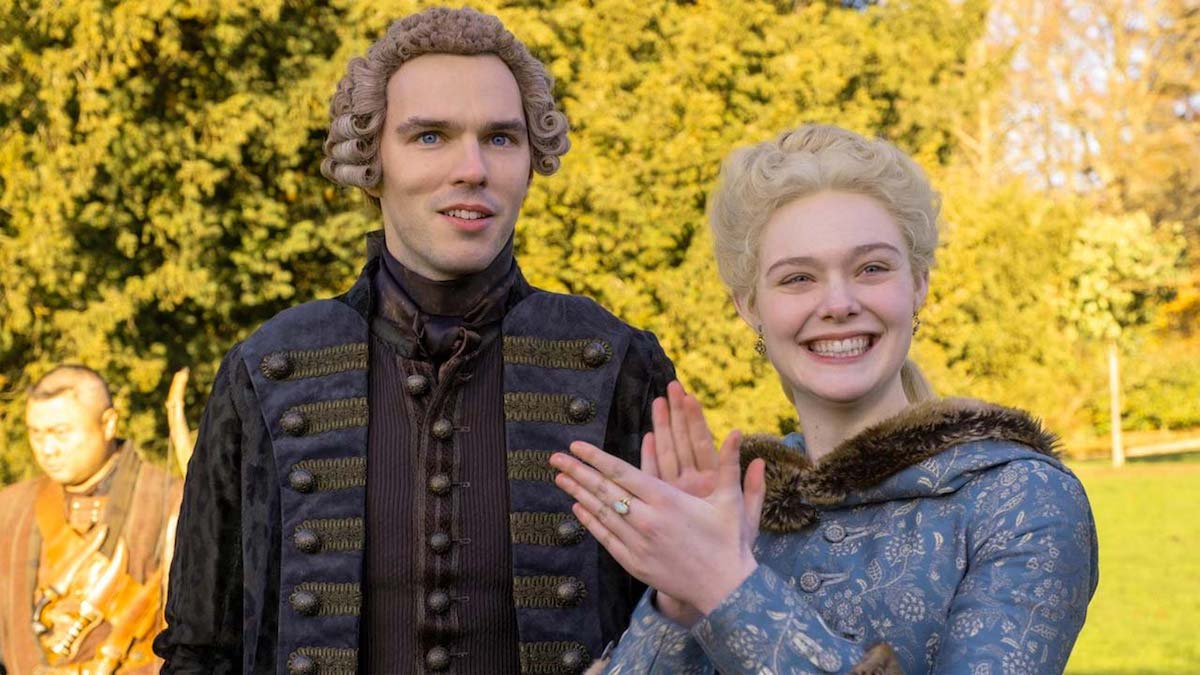 Elle Fanning e Nicholas Hoult nella serie The Great