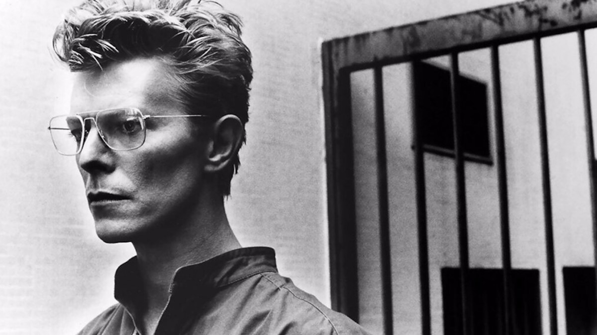 David Bowie fotografato da Helmut Newton nel 1982 a Monte Carlo