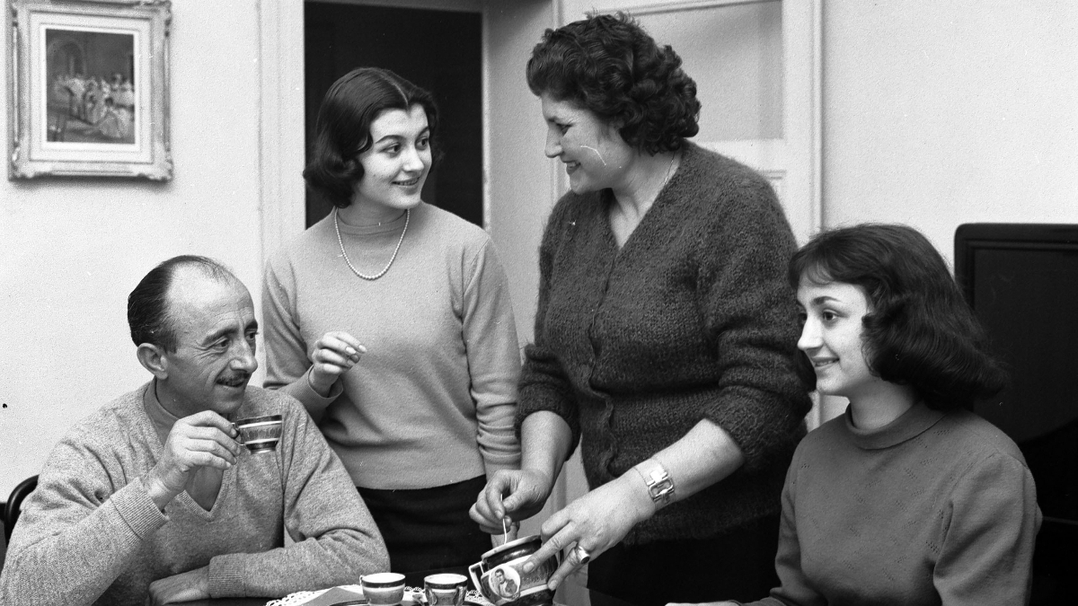 Carla Fracci con i genitori Luigi e Santina e la sorella Marisa nella loro abitazione nel 1959
