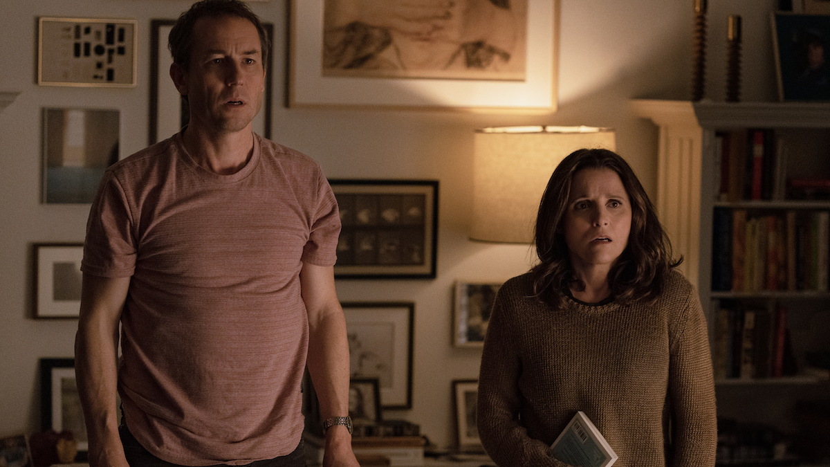 I protagonisti Julia Louis-Dreyfus e Tobias Menzies nel film A dire il vero