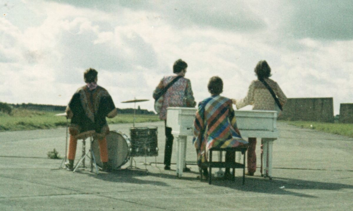 I Beatles sul set di Magical Mystery Tour nella scena di I Am the Walrus (settembre 1967)