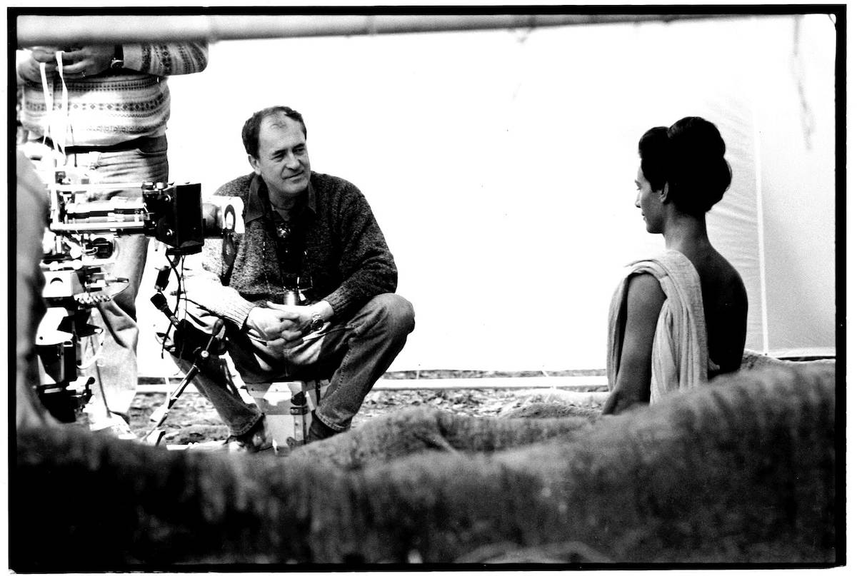 Bertolucci sul set del Piccolo Buddha. Foto di Alessia Bulgari