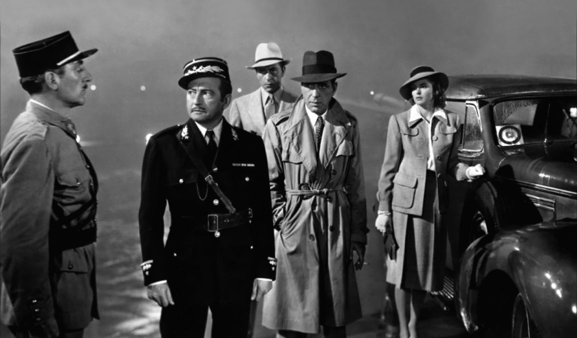 Claude Rains, Paul Henreid, Humphrey Bogart e Ingrid Bergman in Casablanca, di Michael Curtiz 
