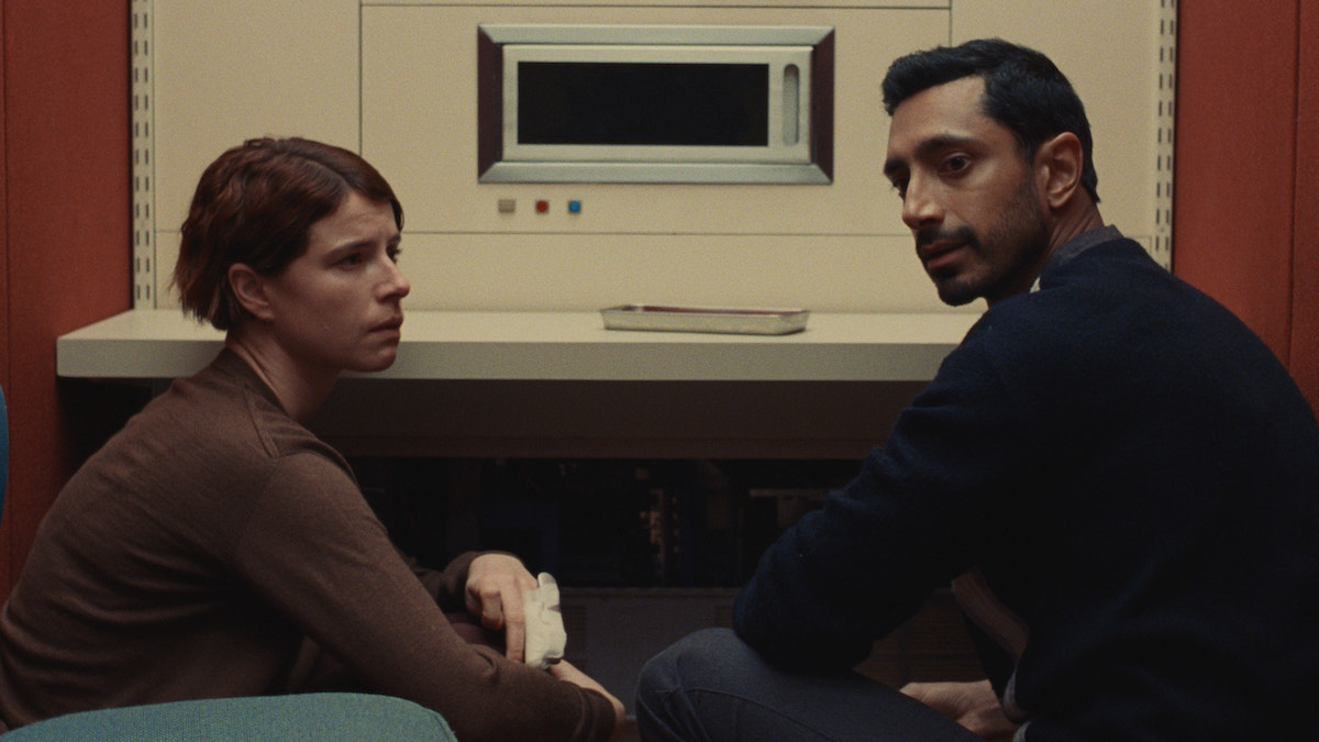 Jessie Buckley e Riz Ahmed nel film Fingernails - Una diagnosi d'amore su Apple TV+