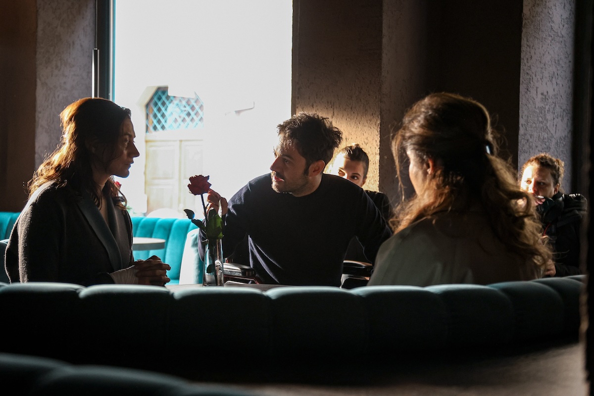 Isabella Briganti, Luigi Di Capua e Carla Signoris sul set di Holy Shoes